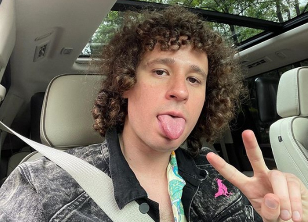 YoSoiTuLSR's tweet photo. #YoSoiTu #Fotos #VideoViral Luisito Comunica divide opiniones, presume que no usó cubrebocas durante vuelo #LuisitoComunica https://t.co/xJdSbEZf4D https://t.co/SsmDKmfTTN