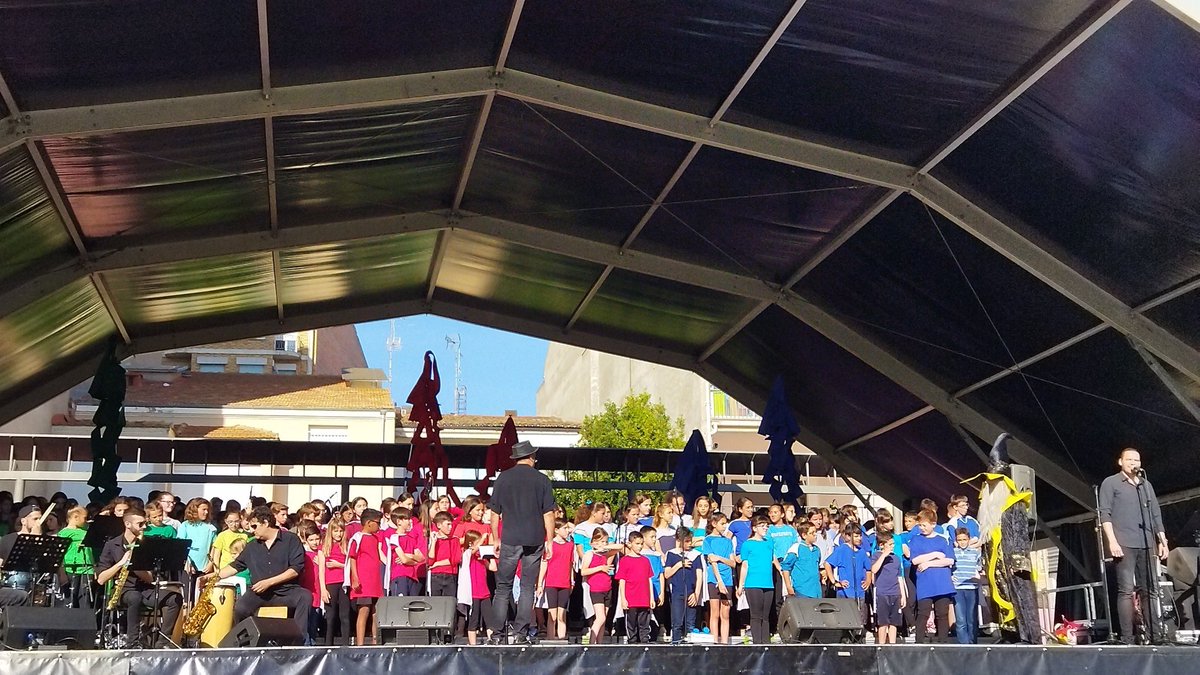 XaviRosApa's tweet photo. Cantata 'Boix el Bruixot' #EMMT Preludi a la #FestaMajordeTàrrega2022
#ComissióBrassBand @PEE020 Escolars de 6è de Primària de les escoles targarines i alumnat de cant coral de l’Escola Municipal de Música.
@ajtarrega
@educaciocat
#Tàrrega
#RepúblicaCatalana https://t.co/CngXcsvN48