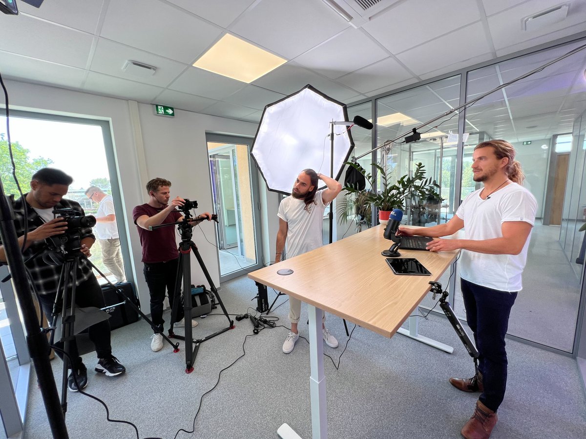 Vancelian_app's tweet photo. As you may have seen yesterday, Julien, our CPO and Co-Founder was in a studio session with our #videoteam for a new project related to our #companyculture that’s coming up soon. Here are some pictures to give you a sneak-peek 👀

(more below ⬇️) https://t.co/KZJz1NbKxc