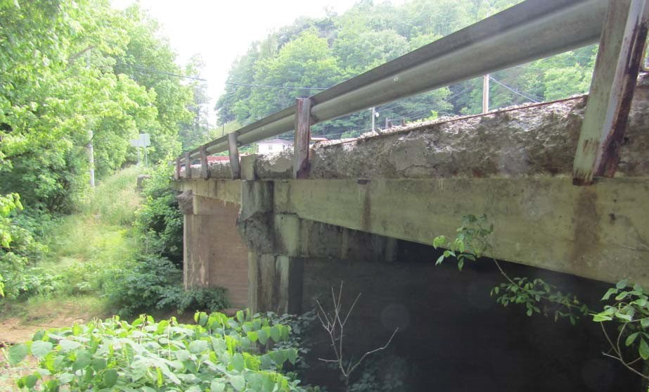 BridgingKY's tweet photo. Bridge Closure 🚧 

The KY 550 Joseph Gearheart Bridge in Floyd County has been closed after damage from a crash. The bridge was scheduled for replacement this summer, but work has been accelerated to start this week.

Read more: https://t.co/VrrY1N62UZ https://t.co/Skhx87AWmq