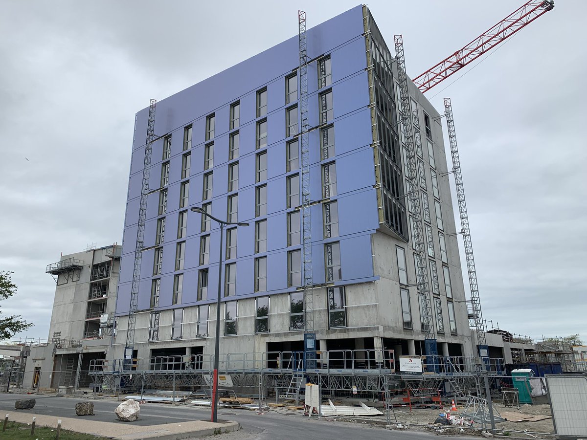P_Vergriete's tweet photo. Avec son hôtel Mercure, ses bureaux et ses commerces, dont un dinner américain, la construction de notre projet dit « du quai de Leith » se poursuit, symbole du nouvel élan du quartier de la gare. Il conforte l’ambition tertiaire que nous portons pour ce secteur du centre-ville. https://t.co/CFX17Wp5Ht