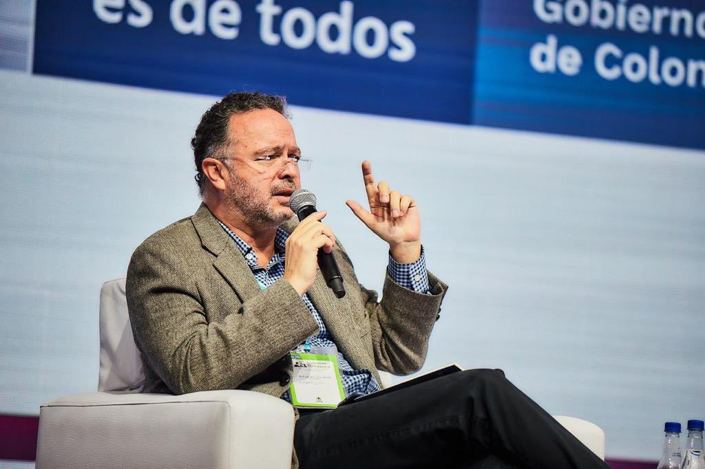 e_escallon's tweet photo. Estuvimos conversando con @linaarbelaez, @arturoharker y @Andreaevila sobre el potenciamiento del desarrollo integral de la primera infancia y su impacto en el desarrollo económico y social de Colombia. #ExperienciasDePrimera https://t.co/buGeEcqiuD