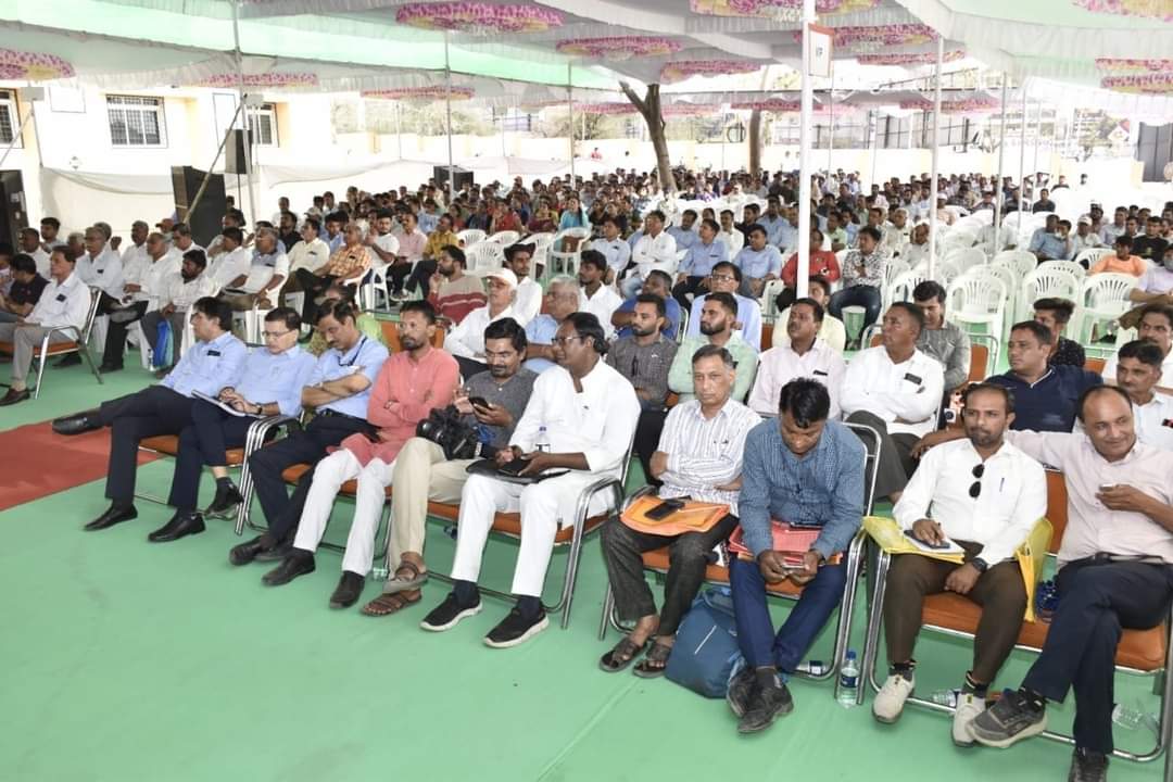 KanuDesai180's tweet photo. અદ્યતન કચેરીઓ દ્વારા ગ્રાહકોને સાતત્યપૂર્ણ વીજ પુરવઠો પહોંચાડવા સરકાર અવિરતપણે કટીબદ્ધ છે. https://t.co/6OMuWzi6FW