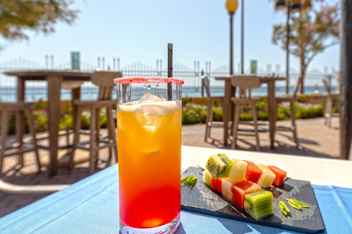 Con el calor que hace estos días ¿a
quien no le apetece bajar de la habitación y tomarse
algo refrescante? 🍹

Nosotros no nos hemos podido resistir, ¿te vienes?