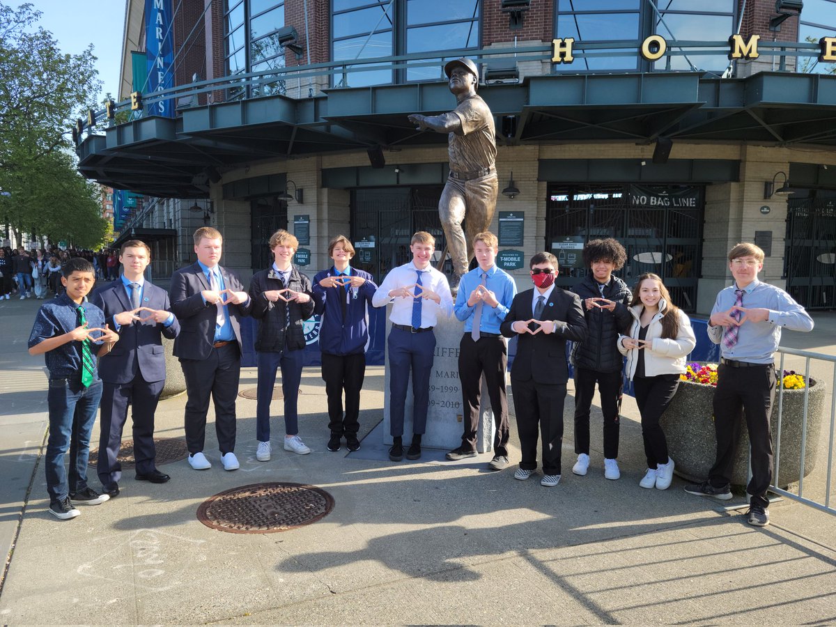 MPHS_DECA's tweet photo. Marysville-Pilchuck DECA is ready for Pro Sports Career Day and another Mariners WIN! #MarinersDECADay #WHEREiROOT @MPHS_MSD25 https://t.co/cfU0dBKG54