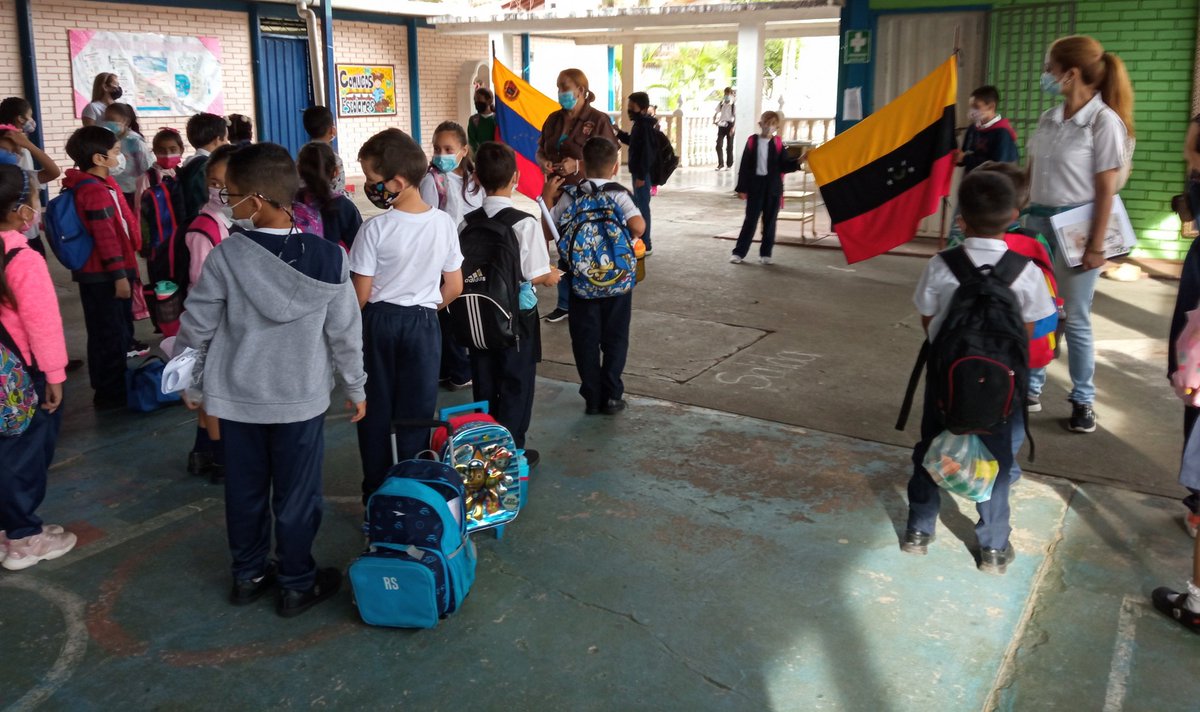 EB_SIMONBOLIVAR's tweet photo. #11Mayo en la @EB_SIMONBOLIVAR  nuestros estudiantes entonaron las notas del Himno Nacional. @SPETachira @MPPEDUCACION @charlychaves @ZonaEducTachira @_LaAvanzadora @clifpsc @CLIFPMTACHIRA https://t.co/ogogztBzvn