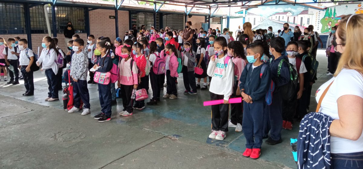 EB_SIMONBOLIVAR's tweet photo. #11Mayo en la @EB_SIMONBOLIVAR  nuestros estudiantes entonaron las notas del Himno Nacional. @SPETachira @MPPEDUCACION @charlychaves @ZonaEducTachira @_LaAvanzadora @clifpsc @CLIFPMTACHIRA https://t.co/ogogztBzvn