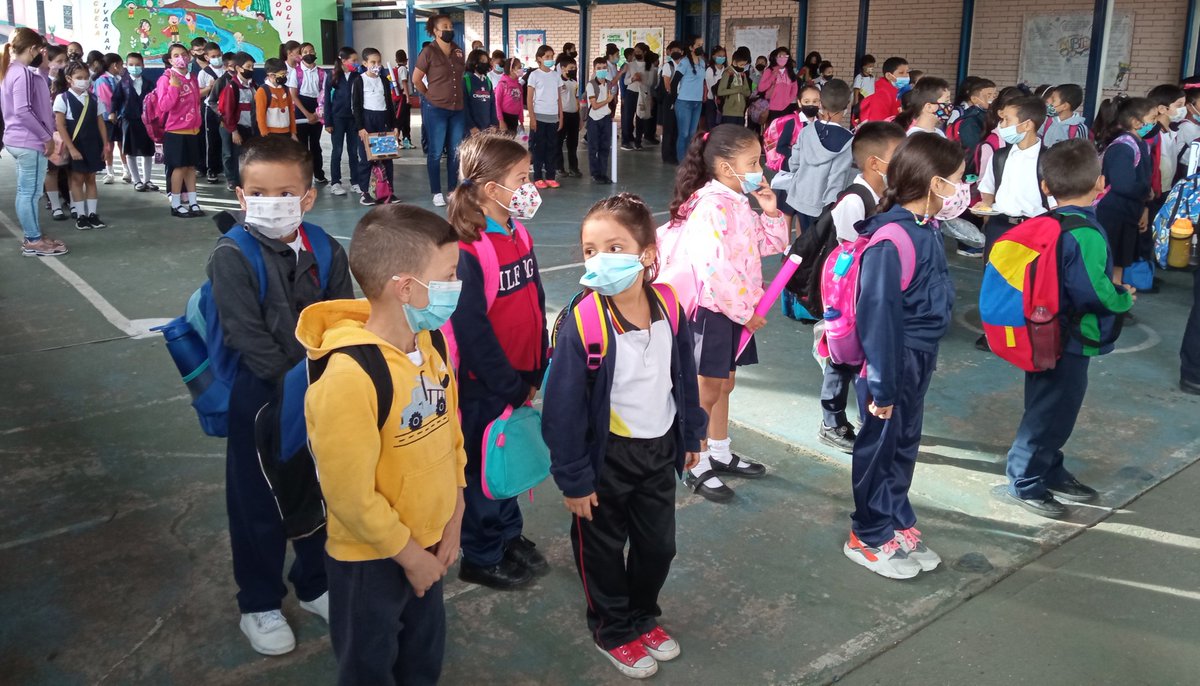 EB_SIMONBOLIVAR's tweet photo. #11Mayo en la @EB_SIMONBOLIVAR  nuestros estudiantes entonaron las notas del Himno Nacional. @SPETachira @MPPEDUCACION @charlychaves @ZonaEducTachira @_LaAvanzadora @clifpsc @CLIFPMTACHIRA https://t.co/ogogztBzvn