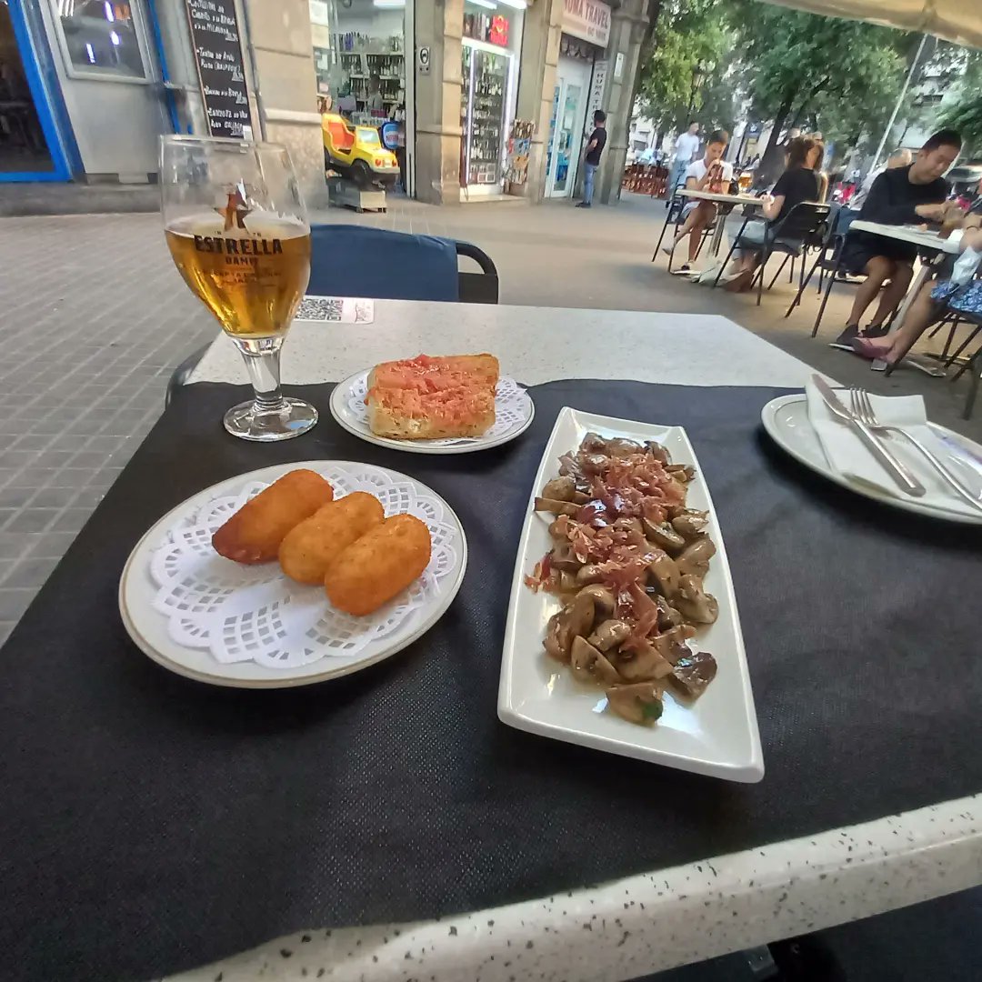 Chris_PEnglish's tweet photo. Down time this evening in Barca, looking forward to a big day at #EUStartupSummit tomorrow!
#tapas & #cerveza https://t.co/FronO3AOXq