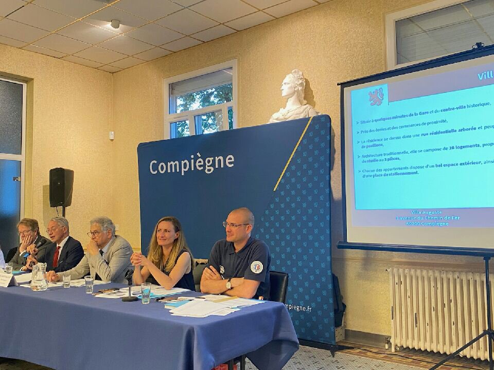 PoliceNat_60's tweet photo. [#RéunionPublique]👮🏻‍♂️ Le commissariat de Compiègne est présent ce soir à la réunion publique du quartier du "Petit Margny", en compagnie de @ProcCompiegne 🏛

L'occasion de recueillir vos témoignages et interrogations, pour mieux vous #protéger.
Vos signalements comptent.

☎️ 17 https://t.co/9k0OZ26O9A