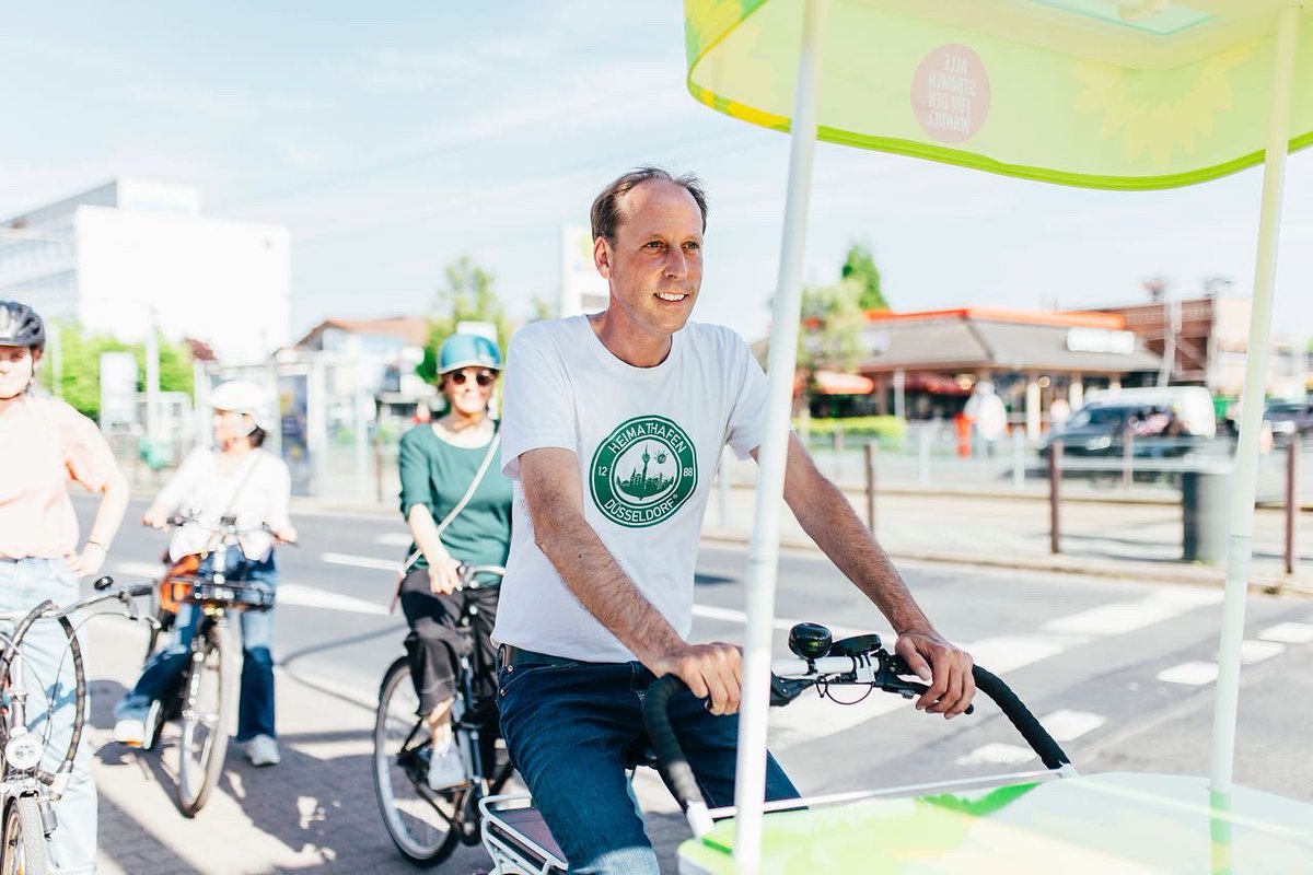 Engstfelder's tweet photo. Wo ein Wille ist, ist auch ein Radweg! 🚲 

Zusammen mit @gruene04 und @grueneneuss habe ich mich heute über die Lage für Radfahrer*innen und Pendler*innen zwischen Neuss und Düsseldorf informiert – auf einer gemeinsamen #Radtour. 🚲 https://t.co/B4PQKvzcCU