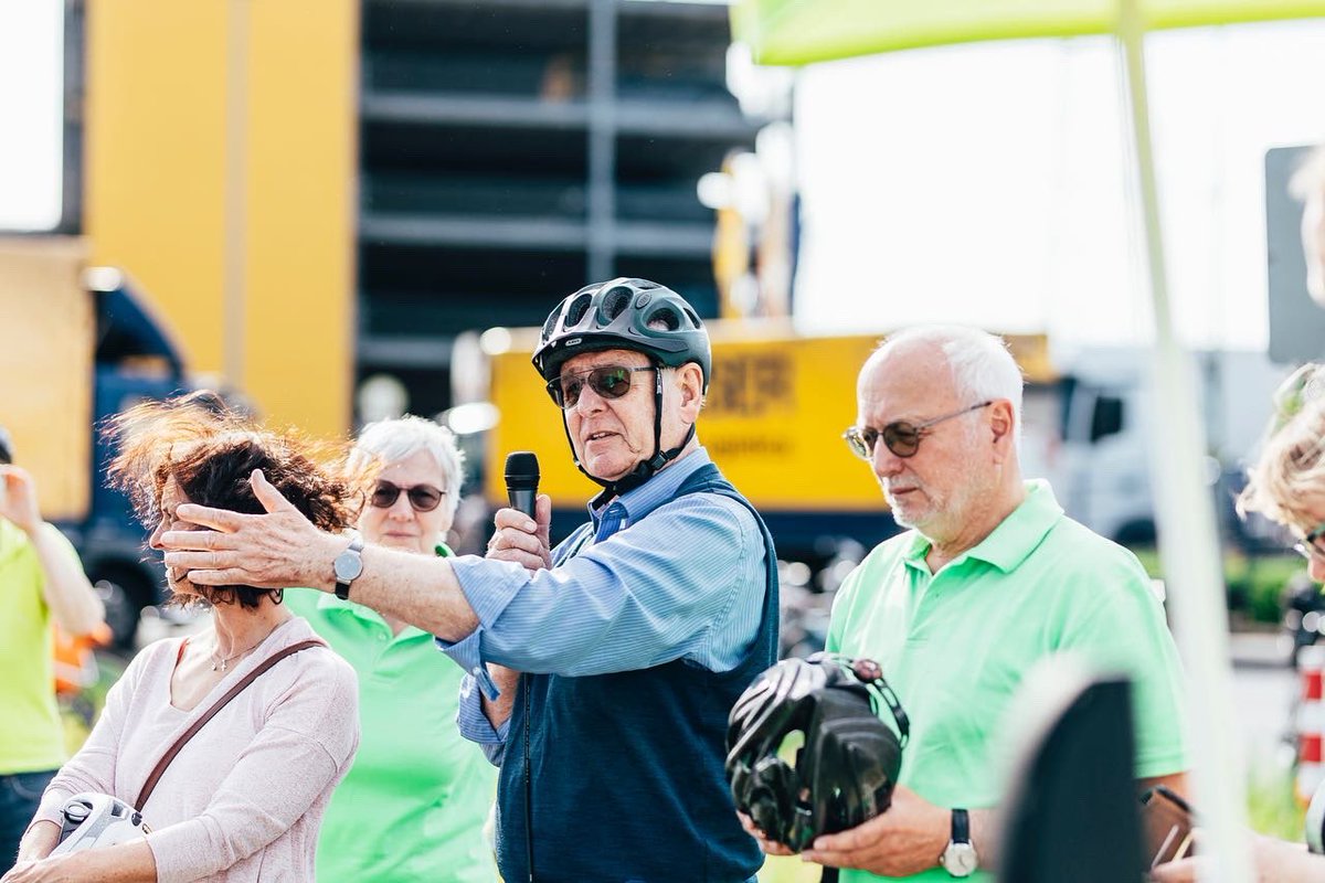 Engstfelder's tweet photo. Wo ein Wille ist, ist auch ein Radweg! 🚲 

Zusammen mit @gruene04 und @grueneneuss habe ich mich heute über die Lage für Radfahrer*innen und Pendler*innen zwischen Neuss und Düsseldorf informiert – auf einer gemeinsamen #Radtour. 🚲 https://t.co/B4PQKvzcCU