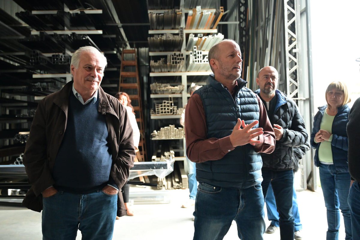 minsaurralde's tweet photo. En nuestra visita a Roque Pérez nos reunimos con el intendente José Luis Horna y recorrimos la aceitera Óleos del Salado, que tiene una producción muy importante y cuenta con una capacidad de acopio de 14 mil toneladas.

@Kicillofok https://t.co/ZNWb6RlUWY