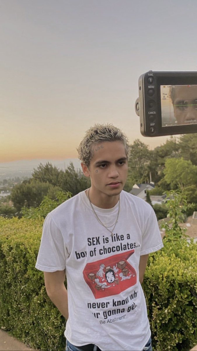 🍎I can't move on, baby doll
Waitin' on calls, flippin' through stations
I'm outclassed and it's outrageous🍎