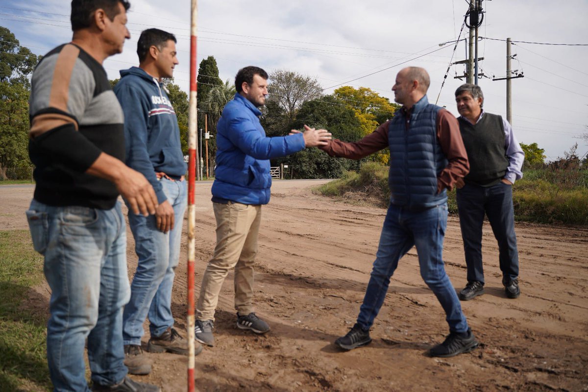 minsaurralde's tweet photo. En nuestra visita a Roque Pérez nos reunimos con el intendente José Luis Horna y recorrimos la aceitera Óleos del Salado, que tiene una producción muy importante y cuenta con una capacidad de acopio de 14 mil toneladas.

@Kicillofok https://t.co/ZNWb6RlUWY