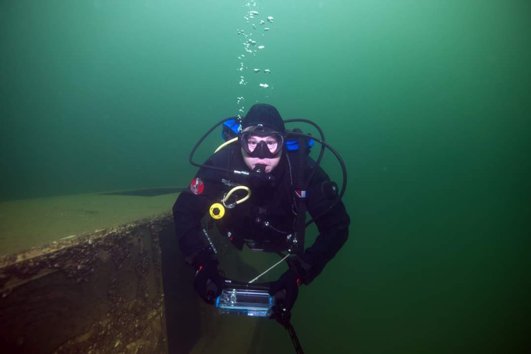 WraysburyDive's tweet photo. Great fun diving with Alastair Ansell testing some new kit including a Bigblue Dive Lights torch which was brighter than the sun, the Nautismart Pro housing for all those that want to use their smartphone as a camera and some toasty warm Sharkskin. https://t.co/7uZQ3AVJpg