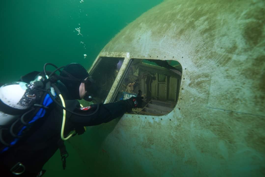 WraysburyDive's tweet photo. Great fun diving with Alastair Ansell testing some new kit including a Bigblue Dive Lights torch which was brighter than the sun, the Nautismart Pro housing for all those that want to use their smartphone as a camera and some toasty warm Sharkskin. https://t.co/7uZQ3AVJpg