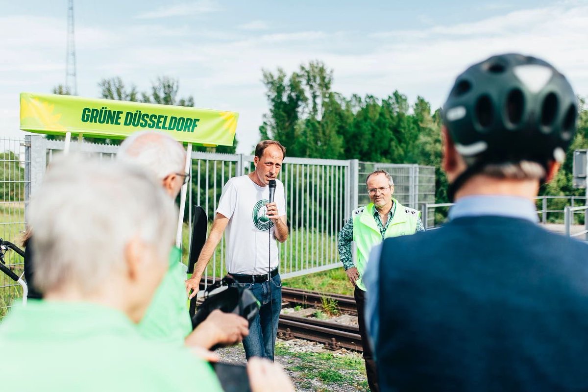Engstfelder's tweet photo. Viele Menschen und Pendler*innen sind bereit, ihren #Arbeitsweg auf dem Rad zu absolvieren. Dafür brauchen sie die entsprechende #Infastruktur. Es gibt immer noch zu wenige sichere und gut ausgebaute Radwege und Radschnellwege. https://t.co/hu1waHUwfF