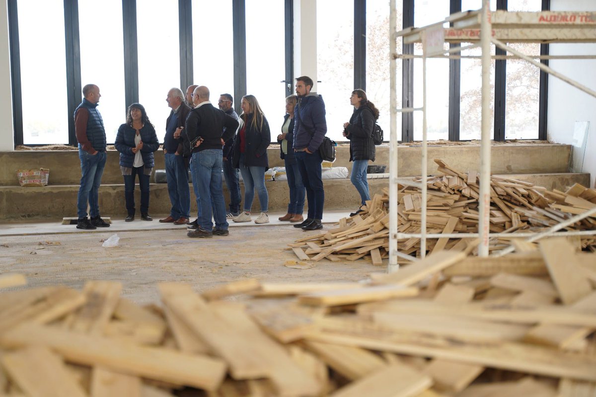 minsaurralde's tweet photo. En nuestra visita a Roque Pérez nos reunimos con el intendente José Luis Horna y recorrimos la aceitera Óleos del Salado, que tiene una producción muy importante y cuenta con una capacidad de acopio de 14 mil toneladas.

@Kicillofok https://t.co/ZNWb6RlUWY