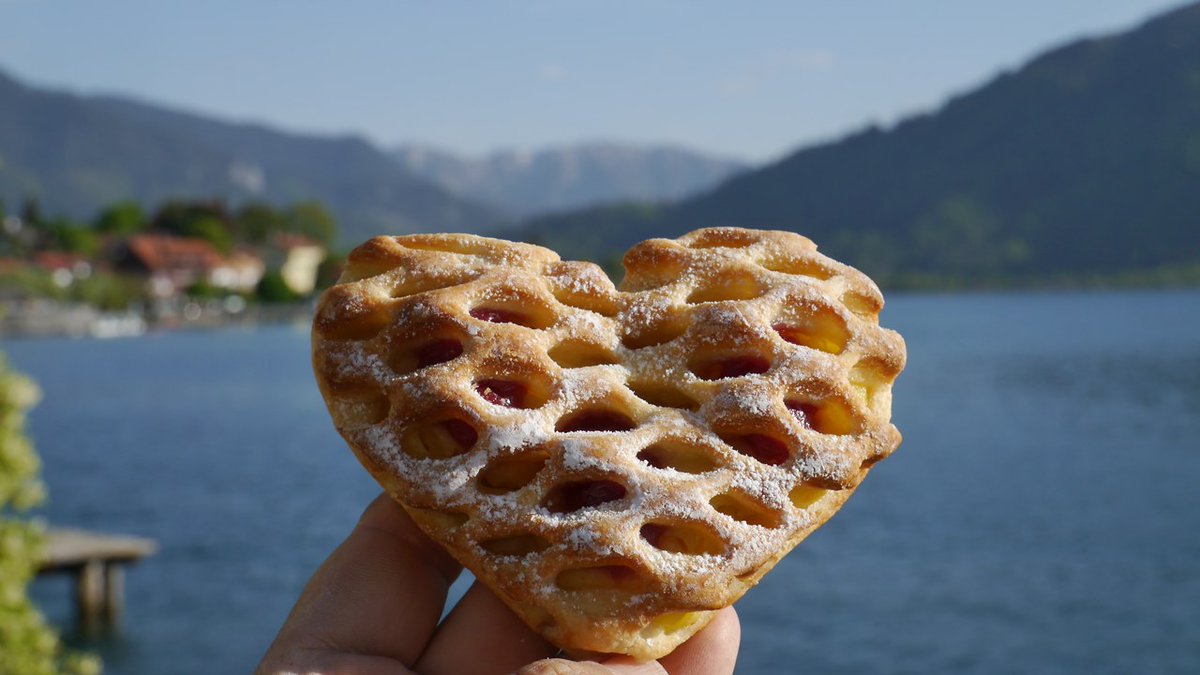 _donalphonso's tweet photo. Man nennt mich Don Alphonso, und ich schicke hiermit ein ❤️ vom Tegernsee an die FDP, der zufolge man kein Essen mehr im Netz posten soll. https://t.co/NbyD3tfGTU