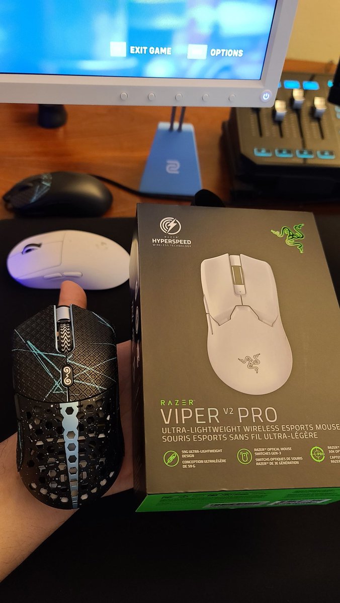 stolzey's tweet photo. Mouse cam streaming with this new viper v2 pro today comparing it with my current main the starlight medium. Also of course the superlight :) https://t.co/EUoeVHlnU1
