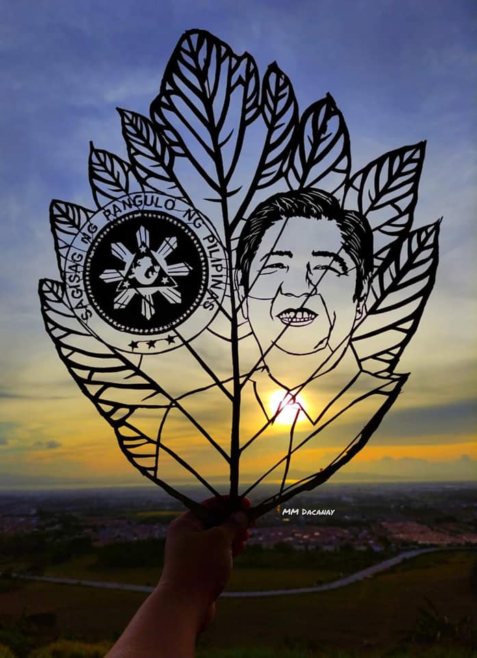 smninews's tweet photo. Nakaukit sa puso ng mahigit 30 milyong Pilipino ang BBM-Sara tandem, gaya ng nakaukit sa leaf art na ito.

#ItuloyAngPagbabago
#SMNIElectionWatch2022
#Halalan2022

📷 MM Dacanay https://t.co/WpmhBfcE0N