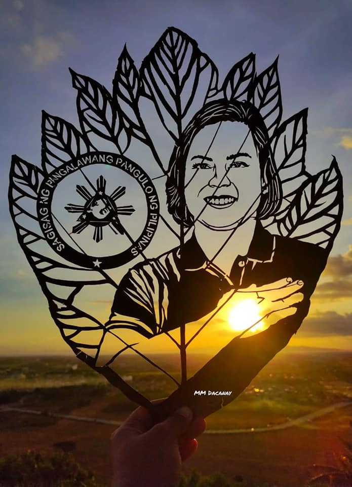 smninews's tweet photo. Nakaukit sa puso ng mahigit 30 milyong Pilipino ang BBM-Sara tandem, gaya ng nakaukit sa leaf art na ito.

#ItuloyAngPagbabago
#SMNIElectionWatch2022
#Halalan2022

📷 MM Dacanay https://t.co/WpmhBfcE0N