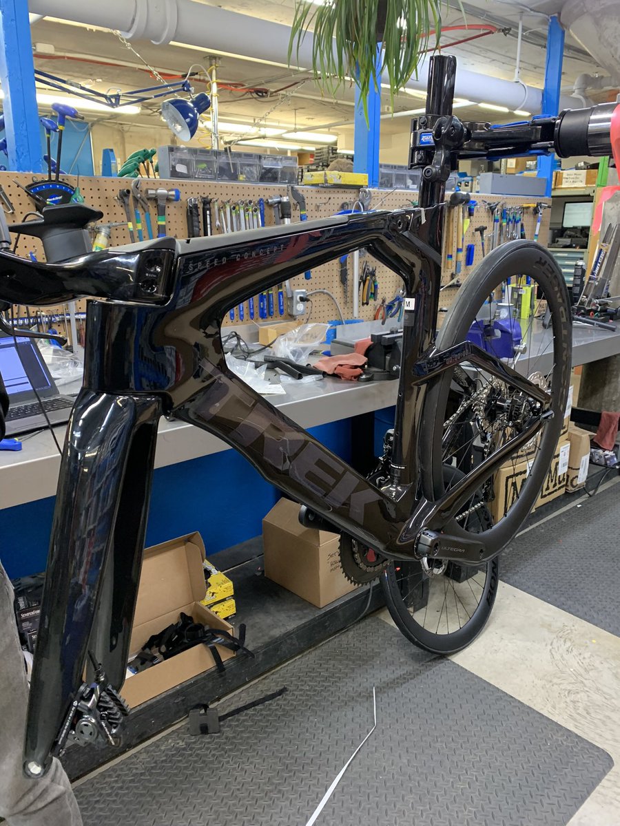 sidywhite_'s tweet photo. Man at work 🛠 #Cyclesmith 🚴🏽♂️
Finalizando essa linda TT @TrekBikes #SpeedConcept #ProjectOne
#GiroNoDSports #Giro105 #Giro2022 #AmoreInfinito #GirodItalia #MagliaRosa #Giro #GiramosJuntos #trek #trekbikes #ciclismo #cycling #bike #DSports #DSportsBR #SKYBrasil #DirecTVGo https://t.co/ZiERgZZDLR