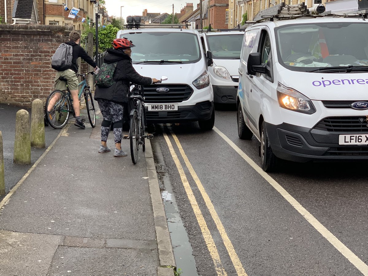 beniamino's tweet photo. @AndrewSudmant @katherinesmiles @Wendy_Stone @cadebellaigue @DannyYee @HolyBollards @chrisfellingham @OxfordCity @CycleOx @CherwellSchool I think this picture captures how intimidating this spot can be for the cyclists coming the other way https://t.co/jymwxijJAC