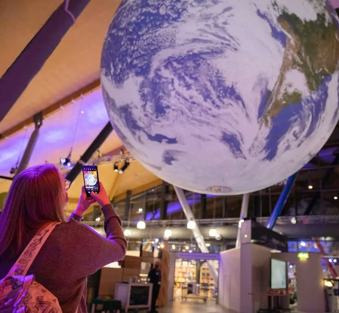 scienceatlife's tweet photo. Discover Life after dark this Saturday as part of @TheLateShows free culture crawl 🌃

Explore the science centre at twilight and take part in hands-on activities 🤩

Join us Saturday 14 May, 7pm-11pm. All free, no booking required.

Find out more ➡️ https://t.co/OXWY7TpZrB https://t.co/h3MliaqgL2