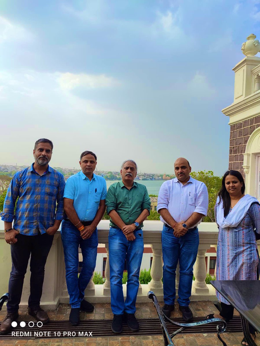 upmita's tweet photo. Too much of Journalism in single frame. 😊
We the bhaskarites. #Bhopal #MintoHall @pantlp @Dharmen77289631 #MadhyaPradesh https://t.co/O9xYvXlocB