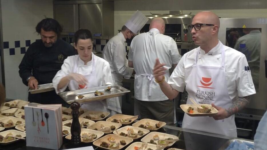 TC_ParisBE's tweet photo. Aujourd’hui, des recettes culinaires centenaires de la Turquie 🇹🇷 #Türkiye étaient au @pariscordonbleu ! Merci au @chefalironay pour la démonstration et dégustation de HünkarBeğendi, Güllaç et bien d’autres encore…

#cuisineturque #turkishcuisineweek #traditional #healthy https://t.co/9wQO6kUtSt
