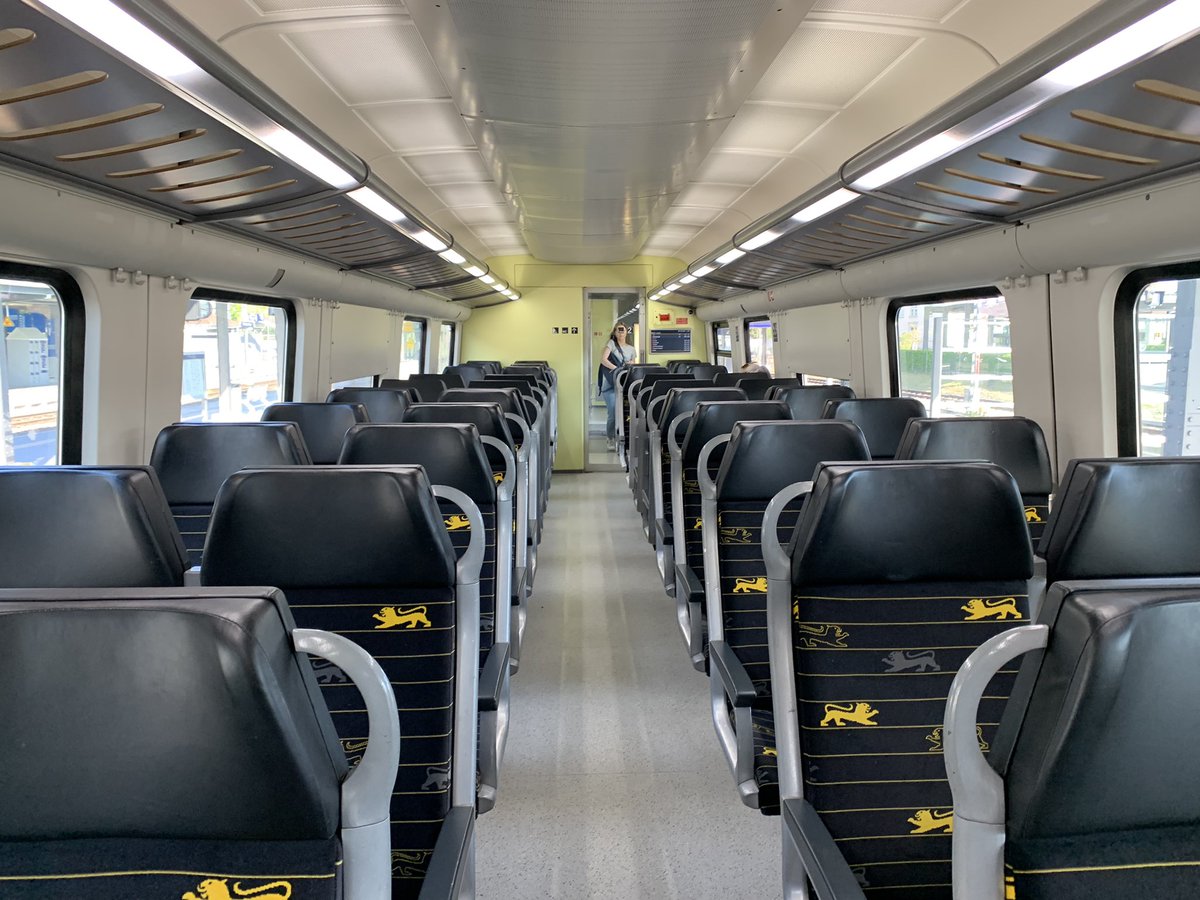 sbamueller's tweet photo. Die Fahrt zur #Intersolar nach München geht weiter. Nach der vollen #BreisgauSBahn nun eine #BR628 (modernisiert) nach Ulm. Erstaunlich viele Häuser inzwischen mit Solardach auf dem Land und liebliches Donautal hier. Angeblich sogar mit wlan!
@Intersolar #Baureihe628 #dbregio https://t.co/AayKP6fkfo