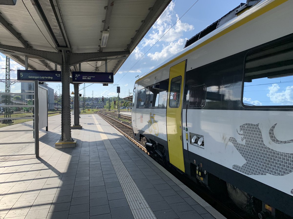 sbamueller's tweet photo. Die Fahrt zur #Intersolar nach München geht weiter. Nach der vollen #BreisgauSBahn nun eine #BR628 (modernisiert) nach Ulm. Erstaunlich viele Häuser inzwischen mit Solardach auf dem Land und liebliches Donautal hier. Angeblich sogar mit wlan!
@Intersolar #Baureihe628 #dbregio https://t.co/AayKP6fkfo