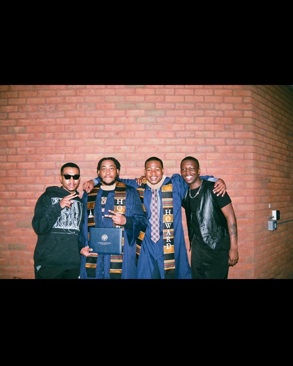 kingyeeerrrrrrr's tweet photo. We can’t dwell on the past / All we got is today / So Imma a live like it’s no tomorrow - Kanye West 👨🏽‍🎓🎉🤎💫 https://t.co/HgcOvxs26L