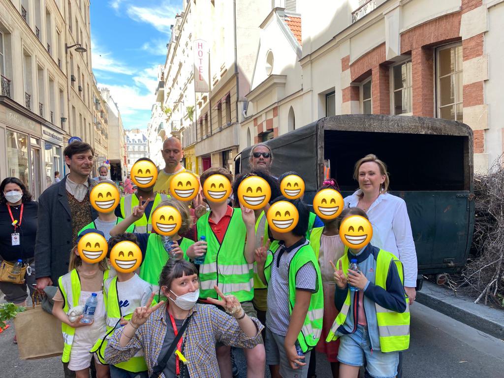 emmadauvergne's tweet photo. 🎥🍿Heureuse d’avoir assisté aux coulisses de la série #TheNewLook avec les #centresdeloisirs #Duquesne et #Chomel
😊 Merci à la @MissionCinema et à #BloomProductions pour leur accueil chaleureux. Rdv demain avec l’école #LaMottePicquet ! @mairie7 @datirachida https://t.co/Y7ph8bHYk8