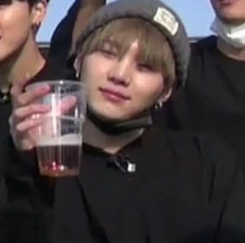 _larycm_'s tweet photo. @BTSNewsBrasil @BTS_twt Antes de lançar já temos que lidar com o sucesso 😎🥂 https://t.co/NusUvYQDz6