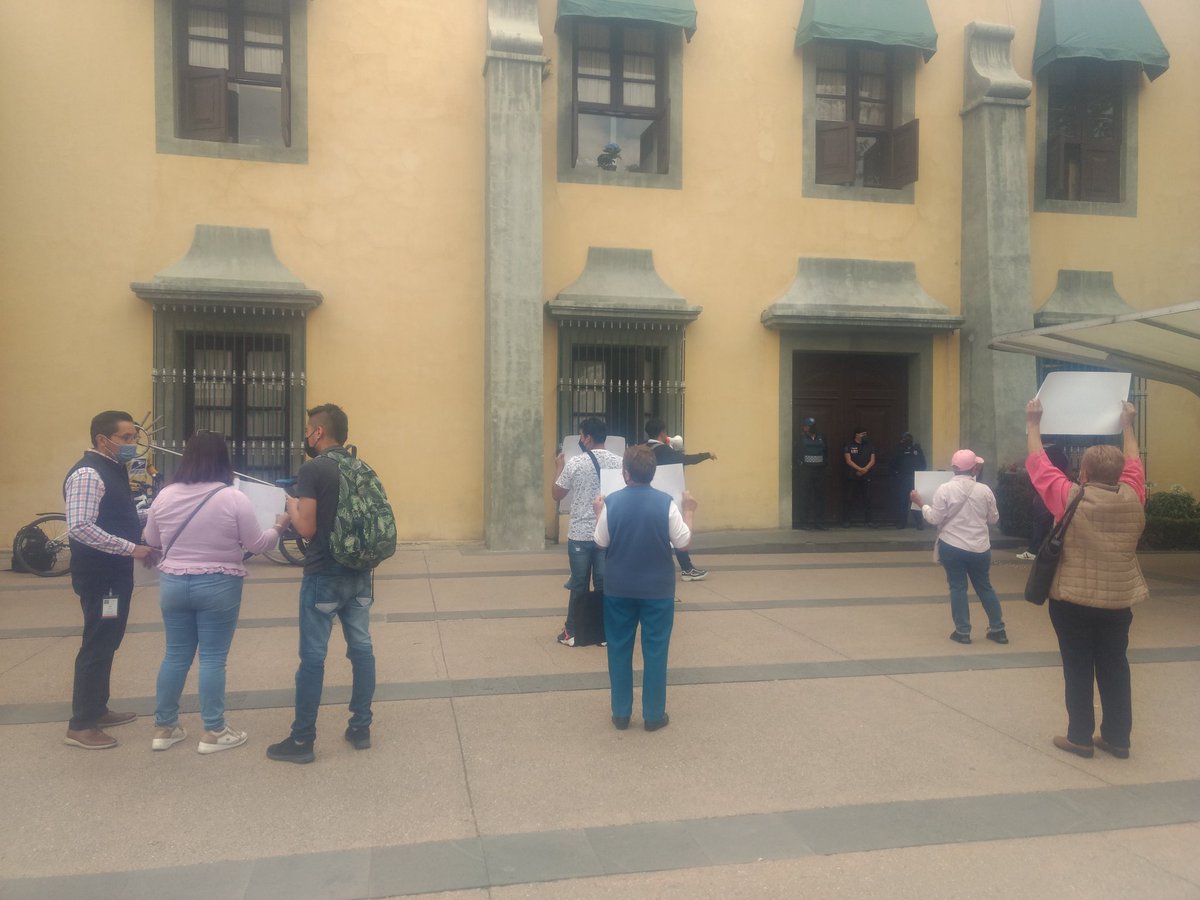 CopacoEscandon's tweet photo. Vecinos cansados de tu falta de compromiso y trabajo @mauriciotabe toman la alcaldía para exigir seguridad, servicos y programas sociales @AlcaldiaMHmx NO SOLO ES POLANCO....Ponte a trabajar https://t.co/CXEZmGkPA2