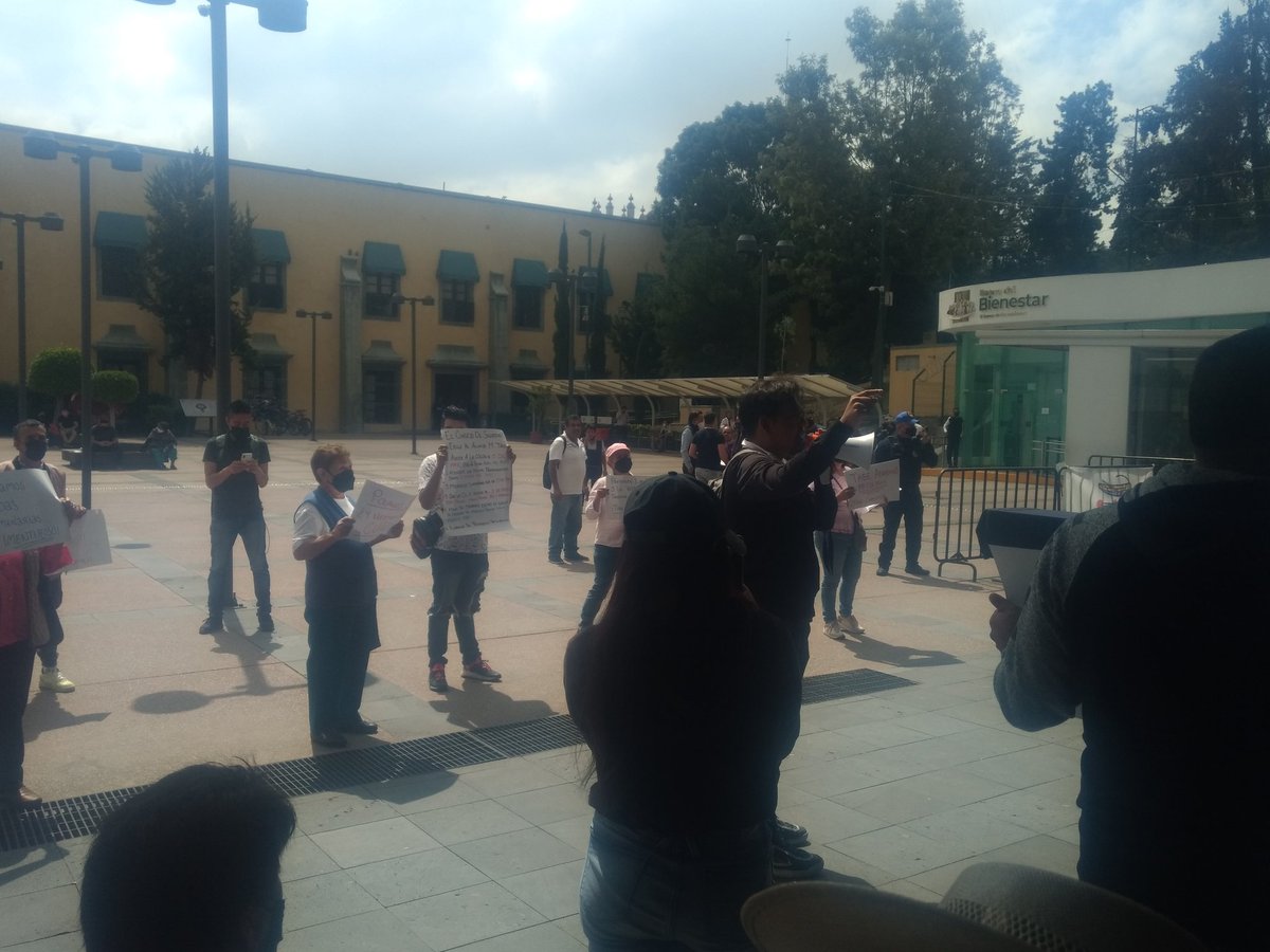 CopacoEscandon's tweet photo. Vecinos cansados de tu falta de compromiso y trabajo @mauriciotabe toman la alcaldía para exigir seguridad, servicos y programas sociales @AlcaldiaMHmx NO SOLO ES POLANCO....Ponte a trabajar https://t.co/CXEZmGkPA2