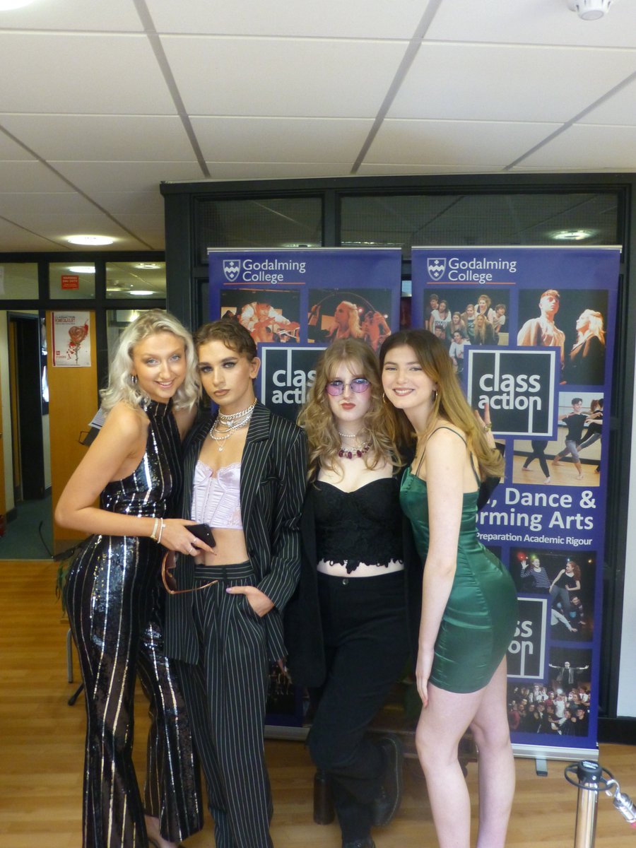 ClassAction01's tweet image. Was such a privilege to share the space with these wonderful human beings - saying good bye to our Year 13 practitioners #classac #madeingodalming @GodalmingColl