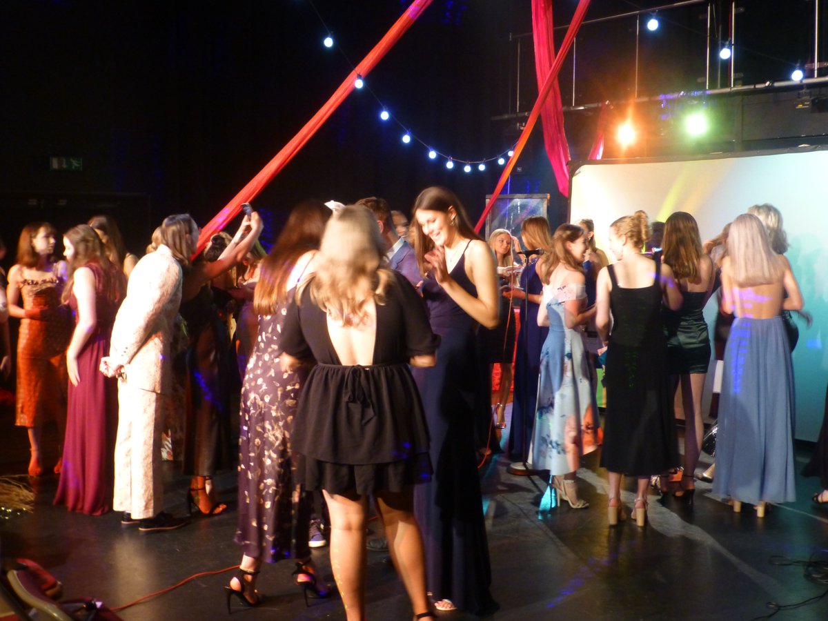 ClassAction01's tweet image. Was such a privilege to share the space with these wonderful human beings - saying good bye to our Year 13 practitioners #classac #madeingodalming @GodalmingColl