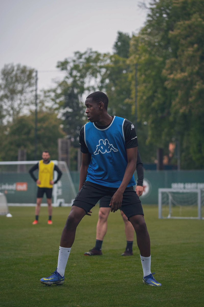 joelngoya_'s tweet photo. Ça bosse…

#RedstarFC https://t.co/XNfqzLaD4S