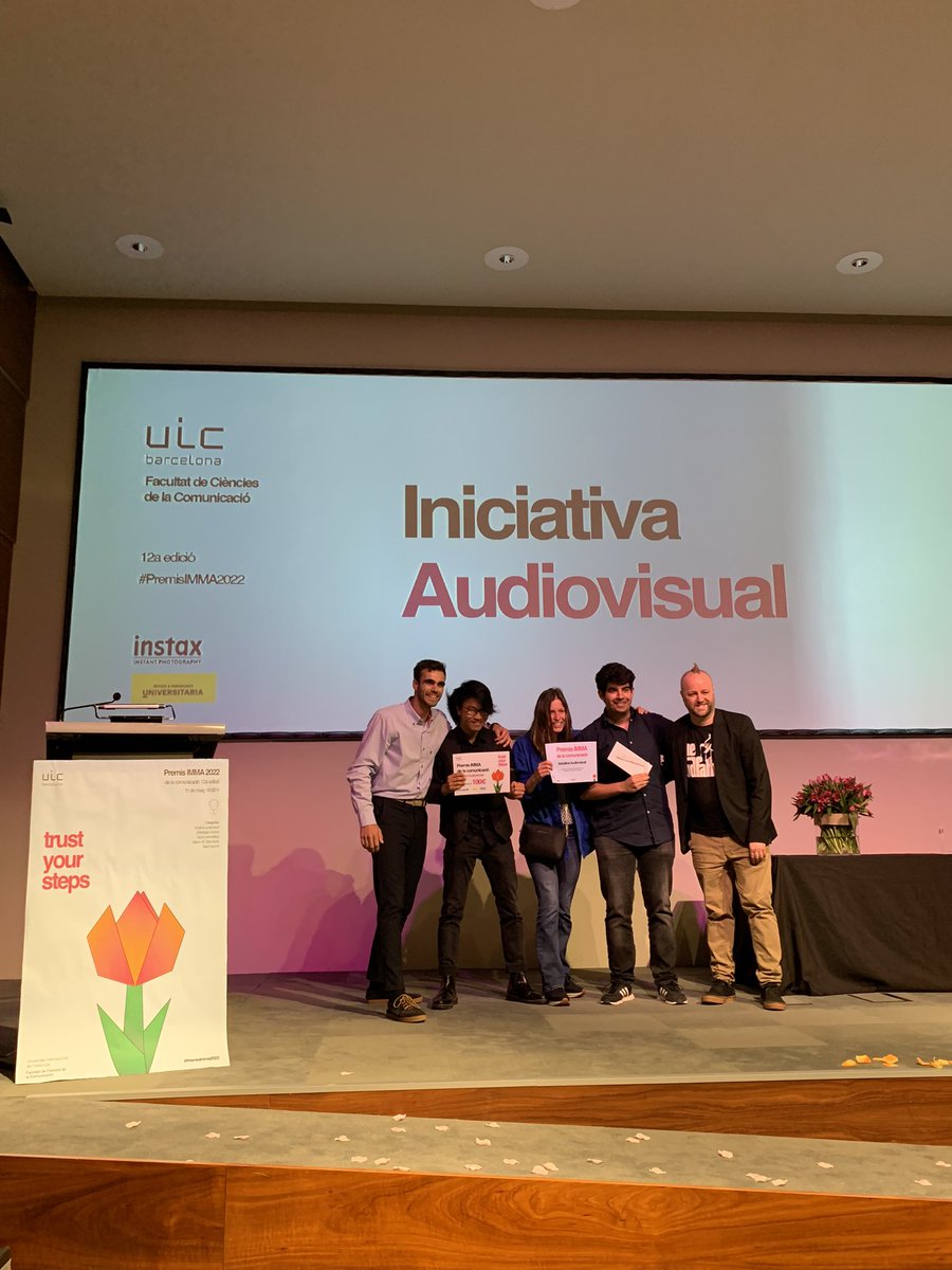 uic_comunicacio's tweet photo. Enhorabona a “Encantado de conocerte”, projecte guanyador d’Iniciativa Audiovisual 👏💪 Entrega el premi Chus López, membre del jurat.
#PremisIMMA2022 🌷#TrustYourSteps https://t.co/MUXmr957eR