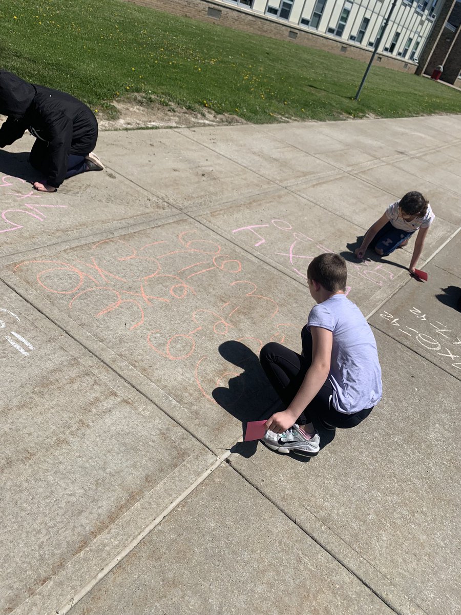 MissFarr4's tweet photo. Getting outside on this beautiful sunny day to practice our multiplication fact families! 😁☀️ https://t.co/IzDZk2yDFr