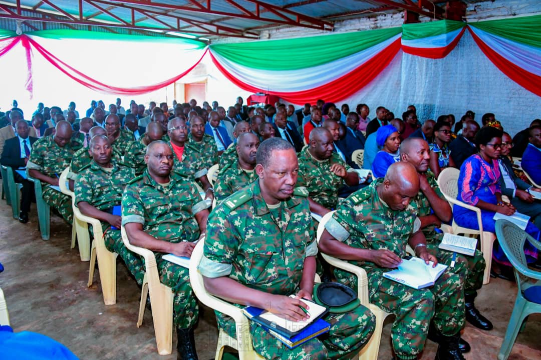 #Burundi le Président Evariste #Ndayishimiye rencontre @MwaroProvince les hauts cadres de la défense et de la sécurité, de l'administration ainsi que les Juridictions supérieures du pays, dans une réunion d’évaluation de la situation sécuritaire.