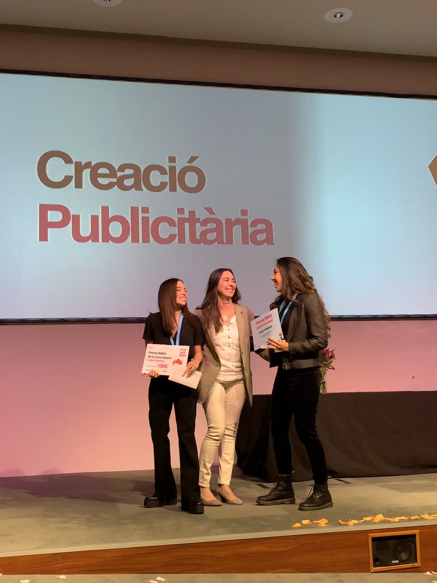 uic_comunicacio's tweet photo. Enhorabona a “Hiring Youth”, projecte guanyador de Creació Publicitària 👏💪 Entrega el premi @MFitoCarreras , membre del jurat.
#PremisIMMA2022 🌷#TrustYourSteps https://t.co/OgmamIC1Kv