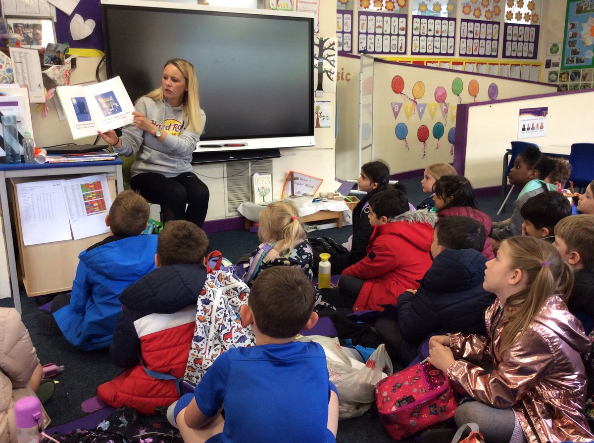 HolyNameLeeds's tweet image. Thank you to Logan’s mummy who read us two wonderful books today 😊 #secretreader