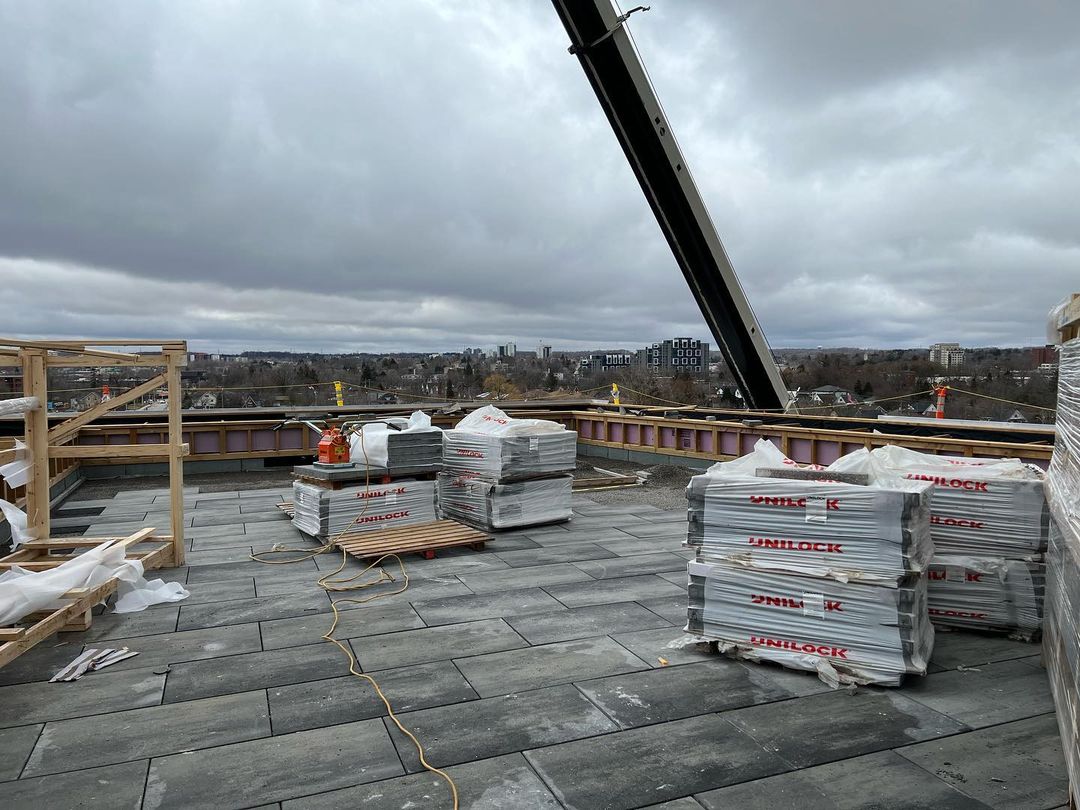 UnilockLife's tweet photo. We love seeing the behind the scenes of some of our commercial projects! Our Beacon Hill Smooth XL pavers are perfect for the Glovebox at Garment St.
—————
📸 👷♂️ @benclb (IG) + #ZehrGroup
⚒️ Beacon Hill Smooth XL (Granite Mist)
—————
#Unilock #commercialproject https://t.co/5Wf79zNkHt