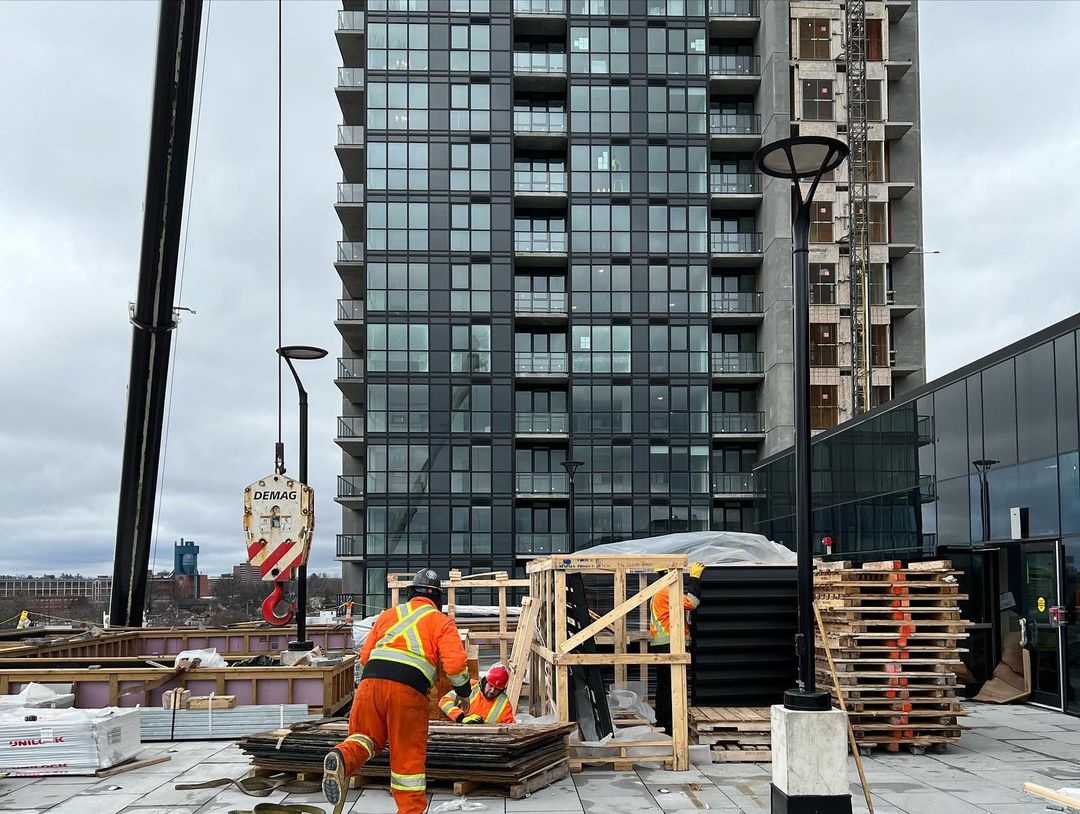 UnilockLife's tweet photo. We love seeing the behind the scenes of some of our commercial projects! Our Beacon Hill Smooth XL pavers are perfect for the Glovebox at Garment St.
—————
📸 👷♂️ @benclb (IG) + #ZehrGroup
⚒️ Beacon Hill Smooth XL (Granite Mist)
—————
#Unilock #commercialproject https://t.co/5Wf79zNkHt