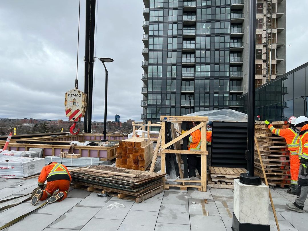 UnilockLife's tweet photo. We love seeing the behind the scenes of some of our commercial projects! Our Beacon Hill Smooth XL pavers are perfect for the Glovebox at Garment St.
—————
📸 👷♂️ @benclb (IG) + #ZehrGroup
⚒️ Beacon Hill Smooth XL (Granite Mist)
—————
#Unilock #commercialproject https://t.co/5Wf79zNkHt